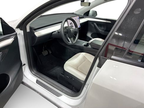 Certified 2023 Tesla Model Y Long Range AWD/4WD image 9