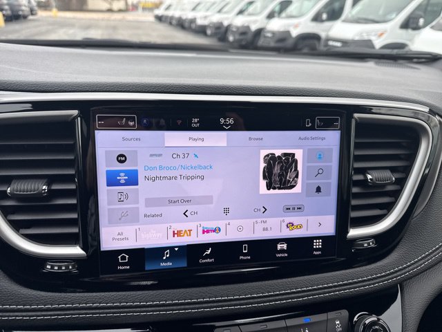New 2026 Chrysler Pacifica Select AWD/4WD image 28