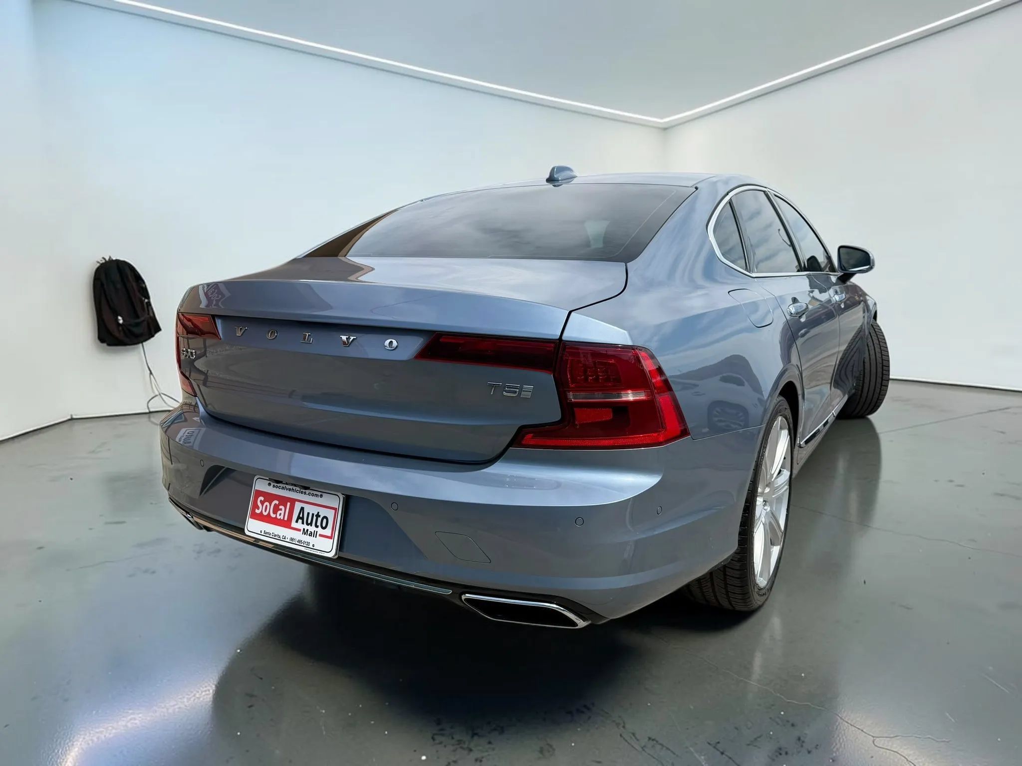 Used 2017 Volvo S90 T5 Inscription w/ Vision Package FWD image 4