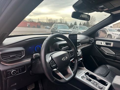 Used 2024 Ford Explorer Platinum w/ Technology Package image 12