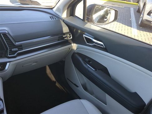 Used 2025 Kia Sportage EX image 18