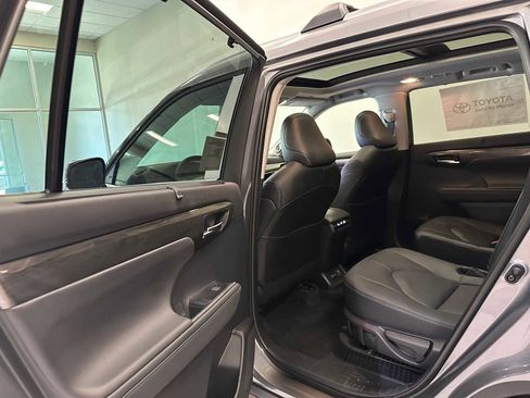 New 2026 Toyota Highlander Platinum image 23