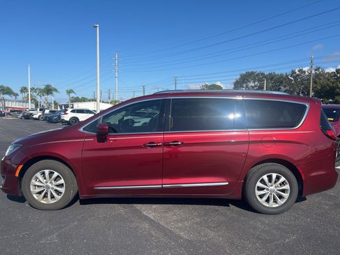 Used 2018 Chrysler Pacifica Touring-L Plus image 4