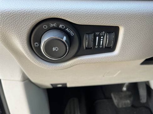 Used 2024 Chrysler Pacifica Touring-L image 18