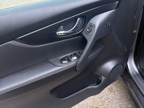 Used 2018 Nissan Rogue SL AWD/4WD image 11
