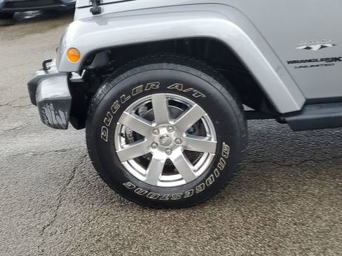 Used 2018 Jeep Wrangler Unlimited Sahara AWD/4WD image 8