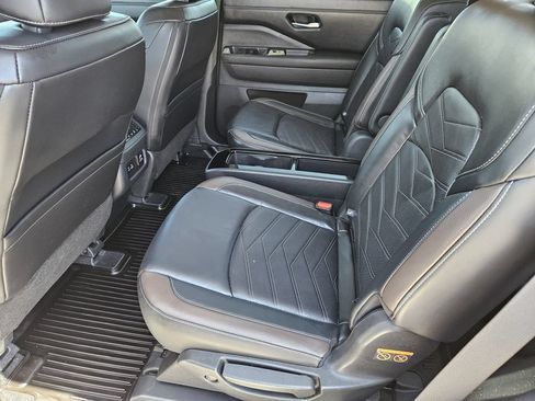 Used 2024 Nissan Pathfinder Platinum AWD/4WD image 23