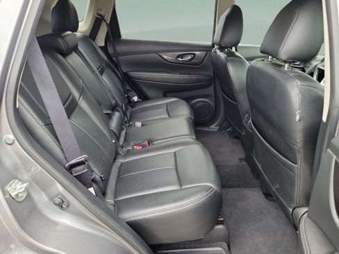 Used 2019 Nissan Rogue SV w/ Premium Package FWD image 10