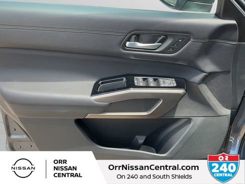 Used 2025 Nissan Pathfinder Platinum AWD/4WD image 17