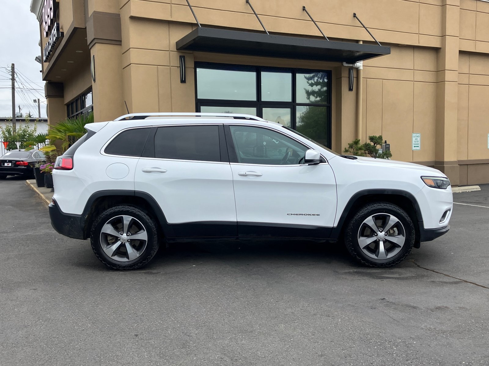 Used 2019 Jeep Cherokee Limited AWD/4WD image 9