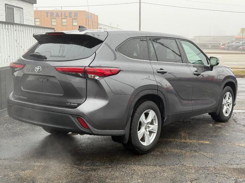 Used 2022 Toyota Highlander LE image 5