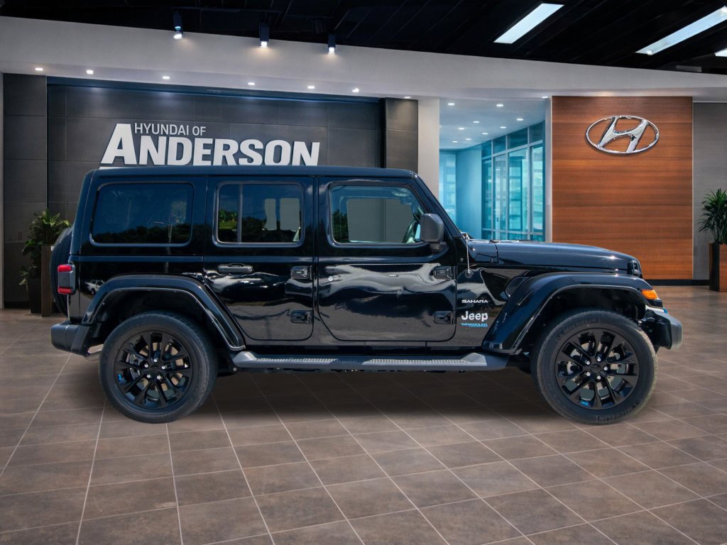 Used 2022 Jeep Wrangler Unlimited Sahara w/ Cold Weather Group AWD/4WD image 18