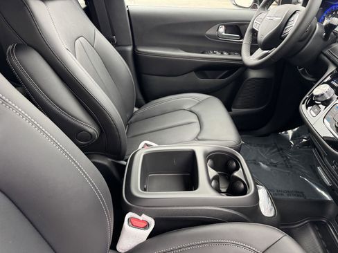 New 2026 Chrysler Pacifica Select image 8
