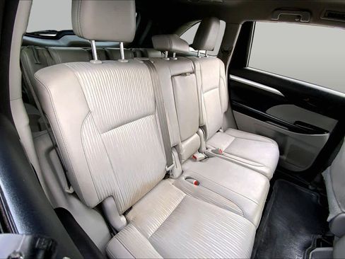 Used 2017 Toyota Highlander Plus FWD image 19