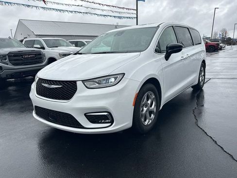 Used 2024 Chrysler Pacifica Limited image 4