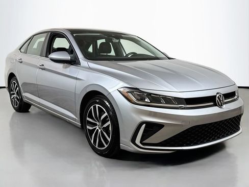 Used 2025 Volkswagen Jetta SE FWD image 3