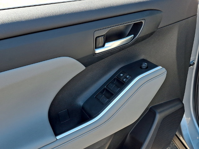 Used 2024 Toyota Highlander XLE AWD/4WD image 11