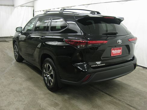 Certified 2023 Toyota Highlander XLE image 27