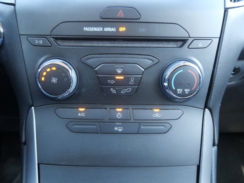 Used 2018 Ford Edge SE image 16