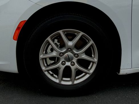 Used 2025 Chrysler Pacifica Select image 29