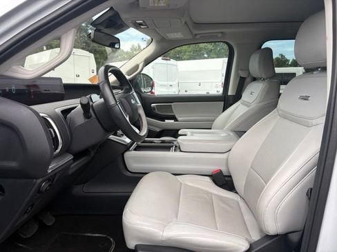 Used 2025 Ford Expedition Platinum AWD/4WD image 14