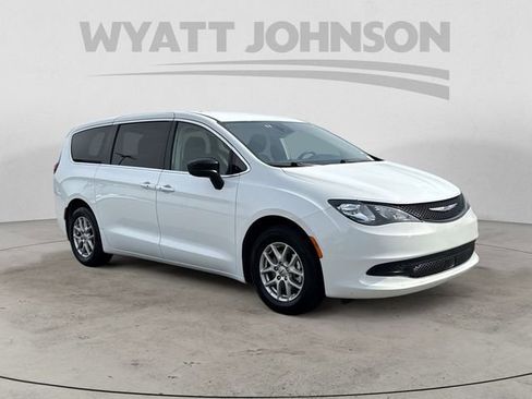 Used 2024 Chrysler Voyager LX FWD image 7
