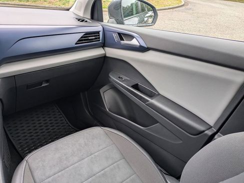 Used 2023 Volkswagen Taos SE w/ Panoramic Sunroof Package AWD/4WD image 17