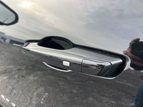 Used 2025 Chevrolet Traverse RS image 15