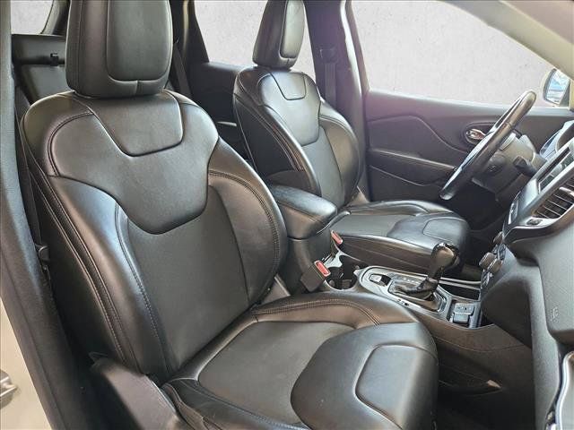 Used 2019 Jeep Cherokee Latitude Plus FWD image 18