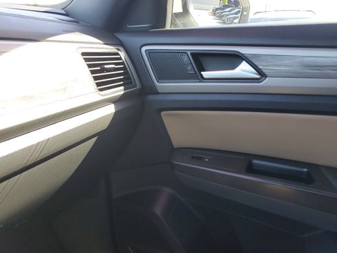 Used 2020 Volkswagen Atlas Cross Sport SE FWD image 33