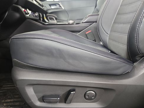 New 2025 Mitsubishi Outlander SE image 30