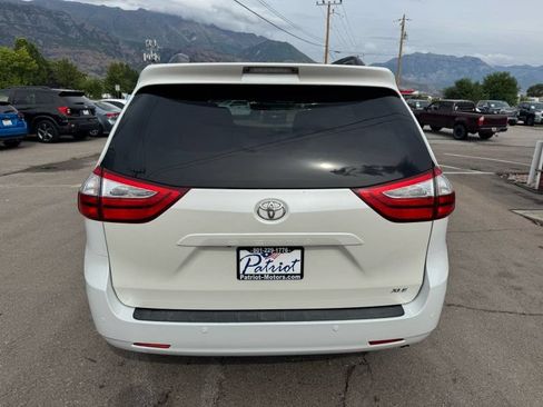 Used 2017 Toyota Sienna XLE Premium FWD image 4