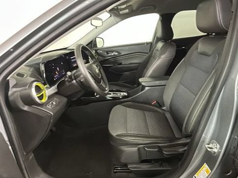 Used 2025 Chevrolet Trax LT FWD image 11