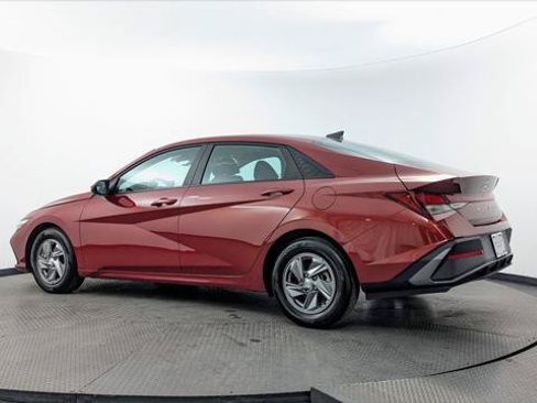 Used 2025 Hyundai Elantra SE w/ Cargo Package FWD image 6