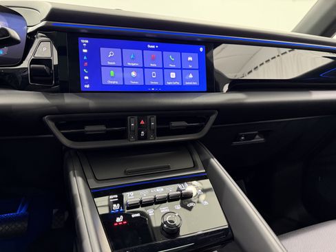 Certified 2025 Porsche Macan 4 Electric image 38