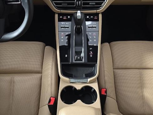 Certified 2025 Porsche Macan image 21