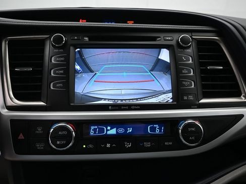 Used 2019 Toyota Highlander XLE AWD/4WD image 19