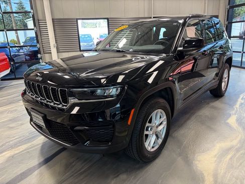 Used 2023 Jeep Grand Cherokee Laredo w/ Luxury Tech Group I AWD/4WD image 3