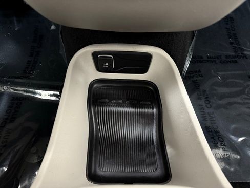 Used 2024 Chrysler Pacifica Touring-L image 38