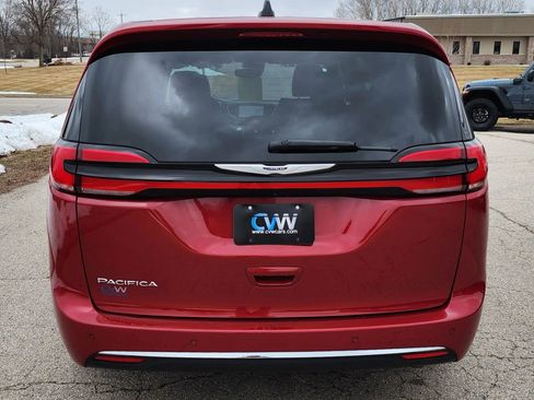 Used 2025 Chrysler Pacifica Select image 11