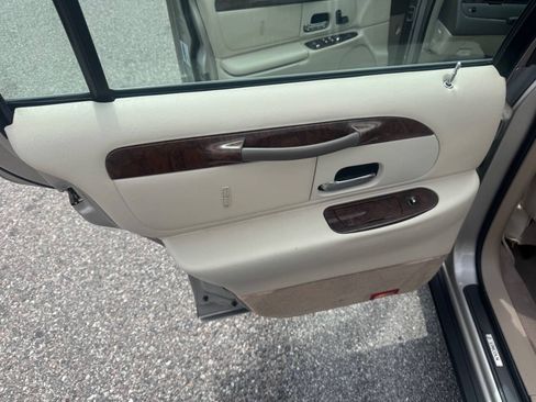 Used 1999 Lincoln Town Car Executive RWD image 21
