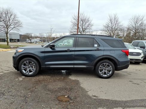 Used 2023 Ford Explorer XLT w/ Equipment Group 202A image 2