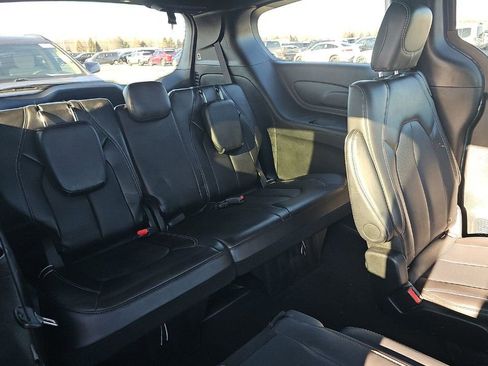 Used 2025 Chrysler Pacifica Select image 6