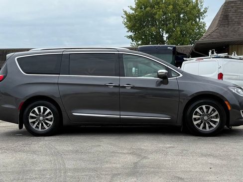 Used 2020 Chrysler Pacifica Limited w/ Advanced Safetytec Group FWD image 6