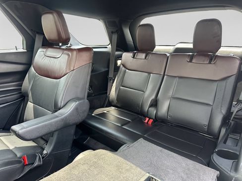 Used 2023 Ford Explorer Platinum w/ Technology Package AWD/4WD image 37