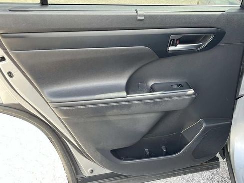 Used 2020 Toyota Highlander XLE image 17