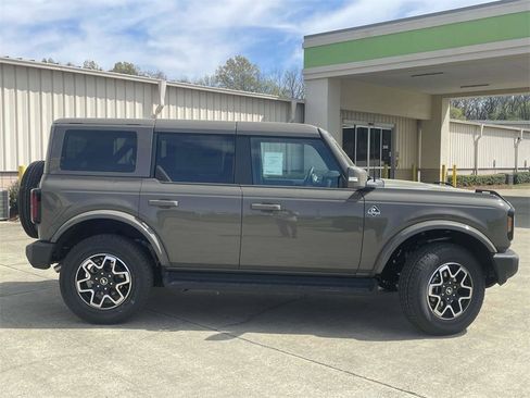 New 2025 Ford Bronco Outer Banks image 2