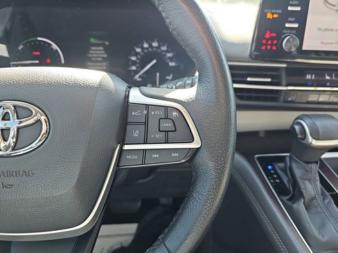 Used 2022 Toyota Sienna XLE image 23