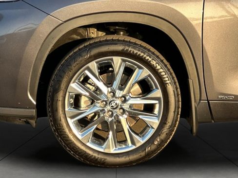 Used 2024 Toyota Highlander Limited image 5