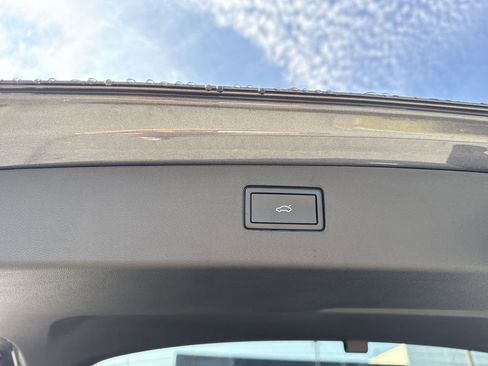 New 2025 Volkswagen Tiguan SE image 16